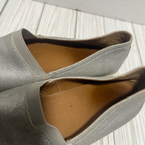 Frye Melanie Slip On Flat Sneaker Loafer Sz 7.5 Women Silver Metallic - Picture 4 of 7